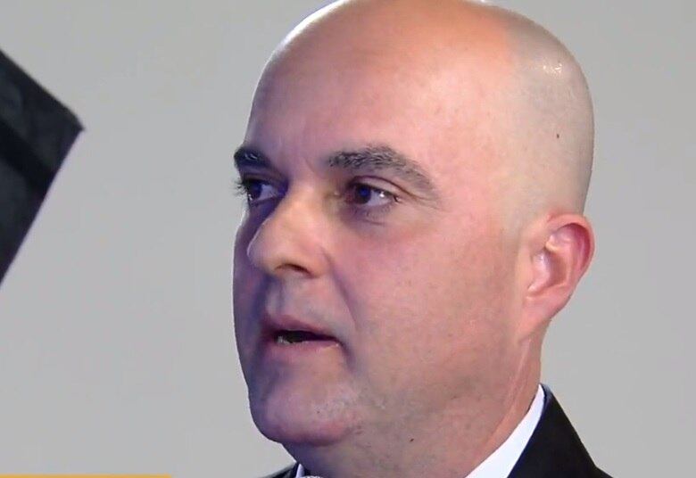 O contrato da volta do Karametade motivou a confusão entre os amigos. Pepê largou o emprego estável como supervisor de obras para se dedicar ao retorno do grupo, mas não foi incluído no acordo com o investidor. Ele conta que ouviu promessas de entrar para o contrato quando houvesse lucros e que era pago, mas não estava feliz com a situação: “Eu não tinha poder de decisão quando tinha reunião para decidir coisas de carreira. Eu não participava por que eu não era do contrato”

