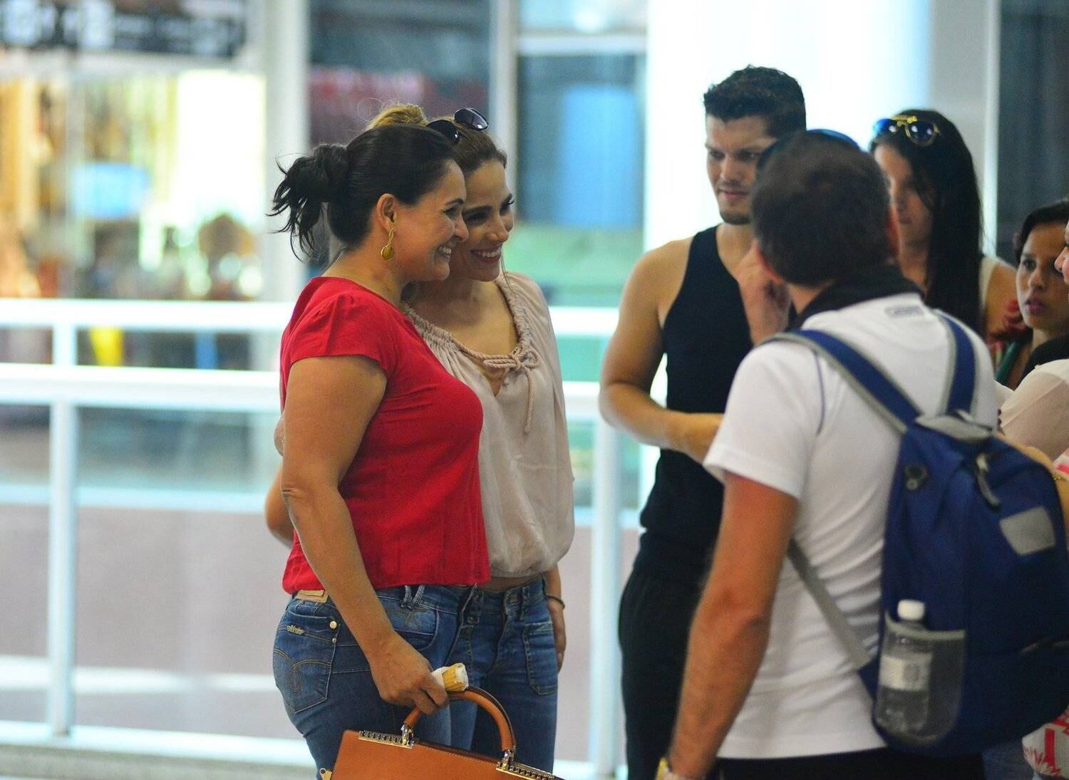Wanessa é cercada por fãs em aeroporto do Rio