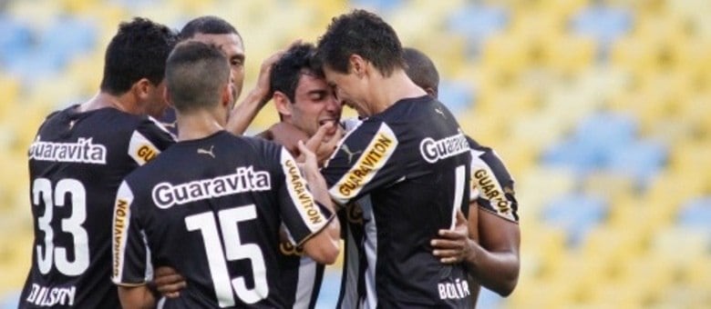 Jogadores comemoram golaço de Daniel