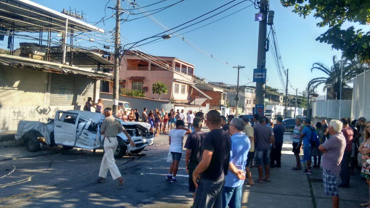 Carro capotou várias vezes e só parou quando bateu em poste