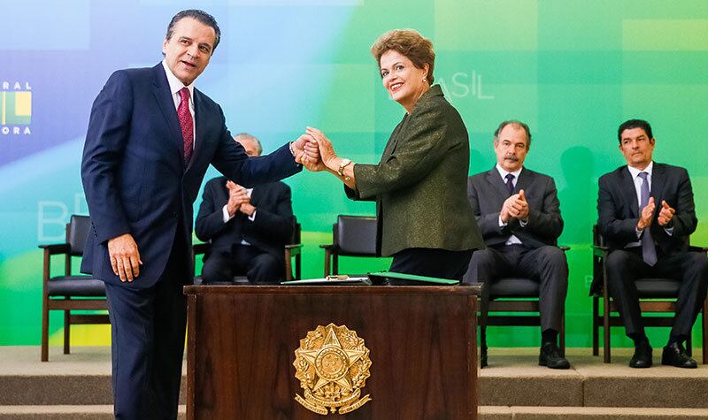 Dilma Rousseff deu posse a Henrique Alves no Ministério do Turismo nesta quinta-feira (16) em cerimônia no Planalto