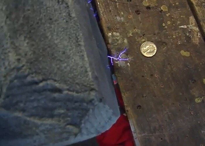 O
martelo foi construído a partir de uma bobina de tesla (basicamente, um transformador que gera alta tensão). O coração do martelo de Kraft chega a 80 mil volts!