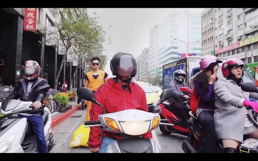 Não pense que é fácil ser o Goku - ele também pega trânsito