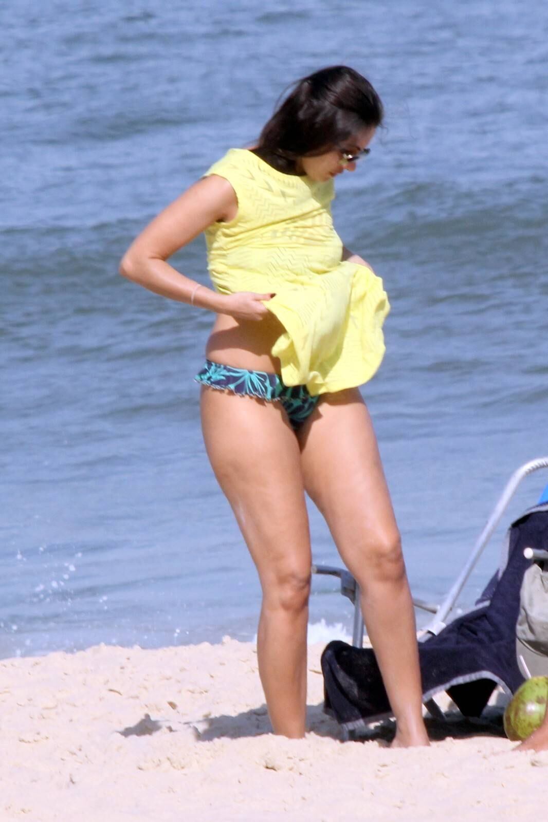 Patrícia Poeta tira o dia para reforçar o bronzeado em praia do Rio