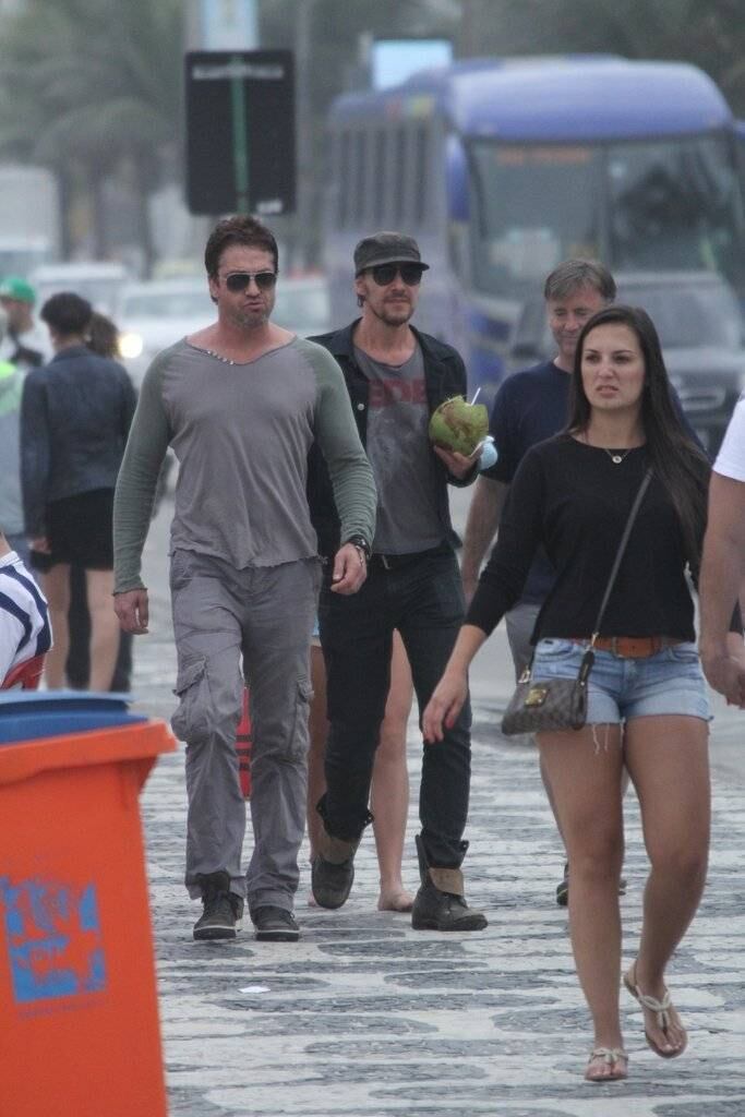 Gerard Butler caminha tranquilamente pela orla do Leblon