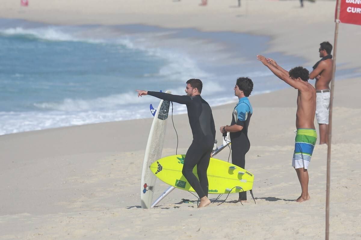 Cauã Reymond surfou no Recreio dos Bandeirantes nesta segunda-feira (21)