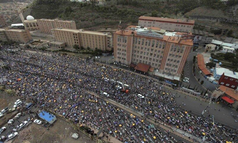 Vista aérea da cidade de Saná, capital do Iêmen, mostra
manifestantes pró-governo se reunindo antes das orações de sexta-feira. O
governo do país e os rebeldes do grupo muçulmano xiita Houthi
buscam escontrar uma solução para a crise que causou semanas de protestos
sangrentos na capital