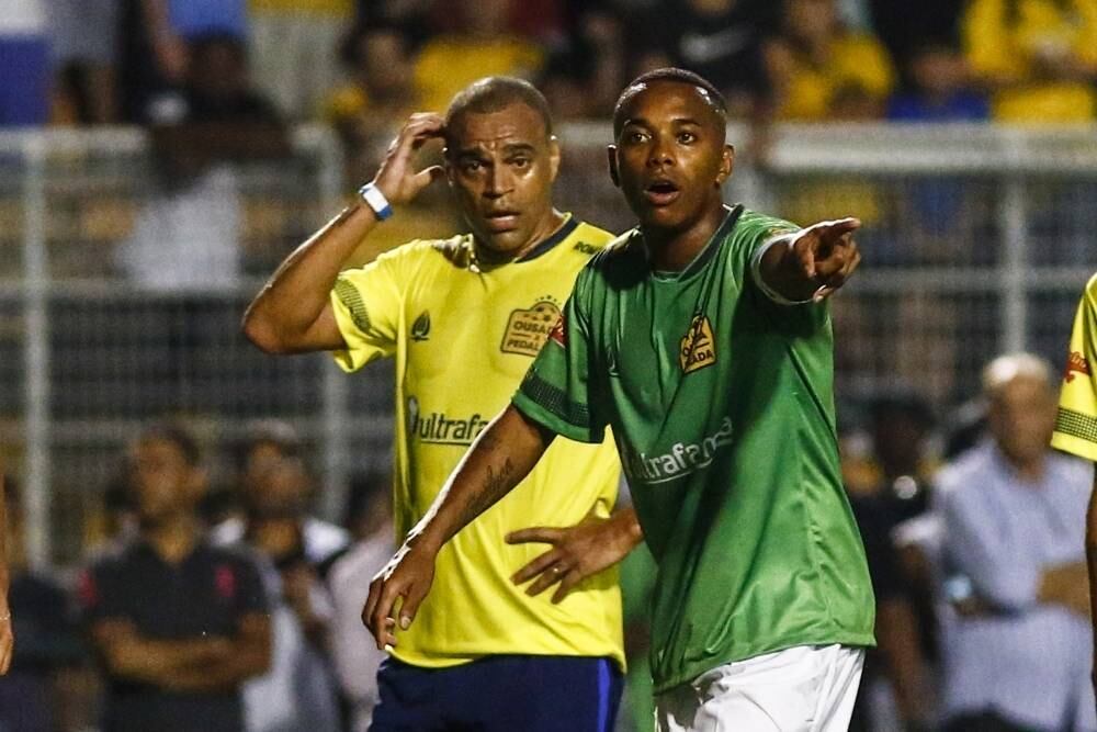 Mais
de 25 mil pessoas acompanharam a vitória do time de Neymar sobre o de Robinho:
13 a 9.
A renda de R$ 930,6 mil será revertida para o Instituto
Neymar e outras instituições de caridade

Vídeo: Artilheiro inesperado, anão Pedrinho rouba a cena em duelo com Neymar e Robinho

