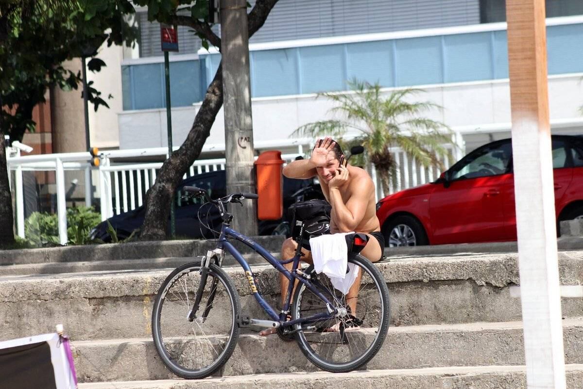 Paulo Rocha é fotografado bebendo água de coco na orla do Leblon, no Rio de Janeiro