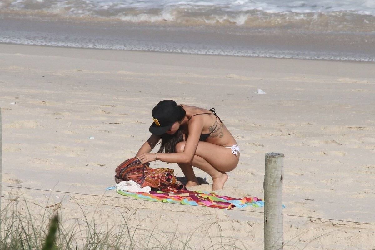 Isis Valverde esteve na praia da Reserva, no Rio