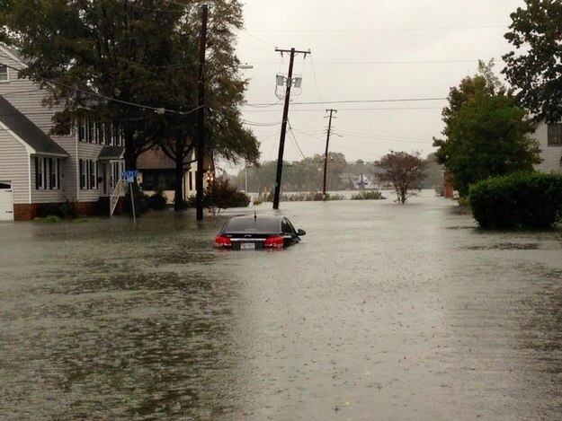 Carro aparece quase submerso em Norfolk, Virgínia