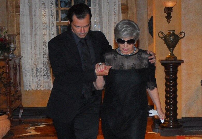 Beatriz é consolada pelo filho, sem imaginar sua participação no assassinato de Érico