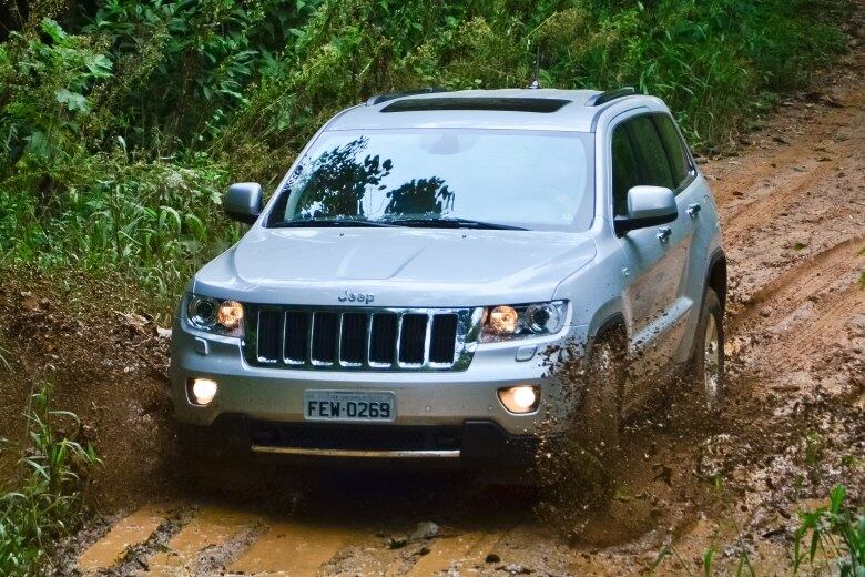 Considerado um dos primeiros utilitários esportivos modernos, o Jeep Grand Cherokee conta com opções de motor a gasolina e diesel, ambos com tração 4x4, como manda a tradição

Modelo: Jeep Grand Cherokee
Motorização: V6 3.6 a gasolina ou V6 3.0 a diesel
Câmbio: Automatizado de cinco marchas
Tração: 4x4 (sem reduzida)
Preço: R$ 159.900 a R$ 229.900

Quer saber tudo sobre carros? Acesse www.r7.com/carros


