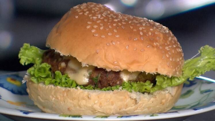 Hambúrguer de Soja

Ingredientes:
200g de proteína de soja texturizada
2 copos de água quente
2 ovos
2 colheres (sopa) de farinha de rosca
1 xícara de farinha de trigo, ou mais se precisar
1 cebola 
1 dente de alho
1 xícara de salsinha
1 colher (chá) de chimichurri
1 colher (chá) de páprica doce
1 pitada sal 
1 pitada de pimenta 

Modo de preparo: 
Coloque a soja na água e hidrate, cerca de 20 minutos. Depois escorra em água corrente.
Retire o excesso de água e adicione os outros ingredientes.
Modele e deixe na geladeira por 30 minutos.
Depois, leve-os à grelha, frigideira ou ao forno, pré-aquecido, em temperatura média (170 °C a 190 °C) até deixá-los dourados.