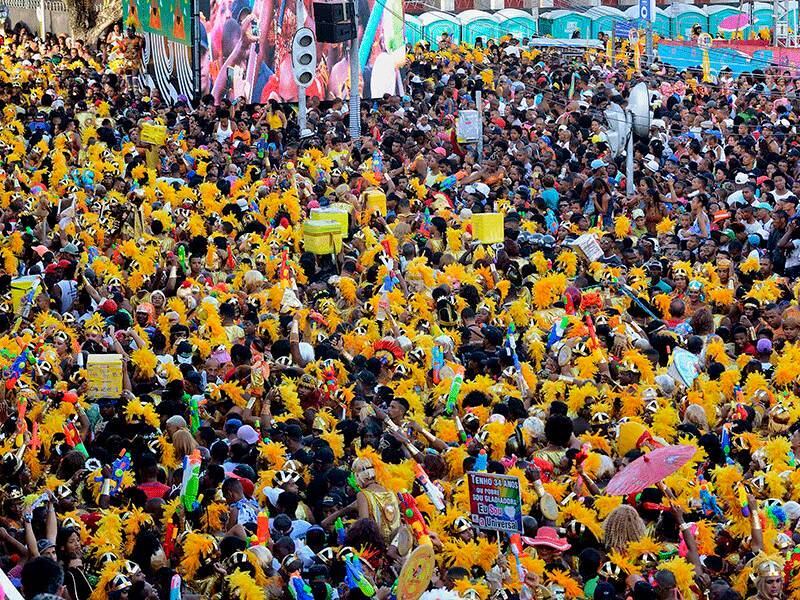 As gladiadoras caíram na quebradeira da banda Psirico,
que animou os foliões com "Lepo Lepo", “Firme e Forte”, além de “Mulheres
no Poder”, aposta do grupo para o carnaval