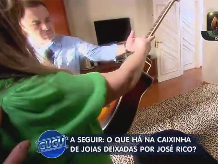 

“É impossível não lembrar dele
aqui. Eu sinto a presença dele aqui”, contou Berenice ao ver Gugu com o violão
do marido

