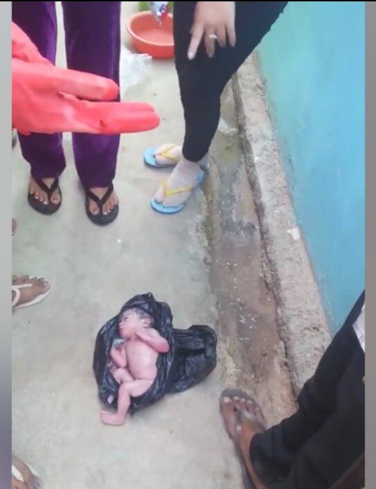 Apesar de ter sido abandonada logo após seu nascimento, a criança ainda está viva quando a população a resgata