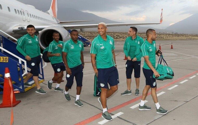Jogadores do Palmeiras desembarcam no aeroporto em Arequipa