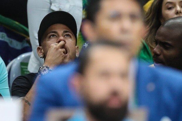 Para não dar nenhum tipo de "bandeira", o jogador do Barcelona assistiu a partida longe da atriz