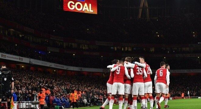 Jogadores do Arsenal comemoram gol de empate, na primeira etapa