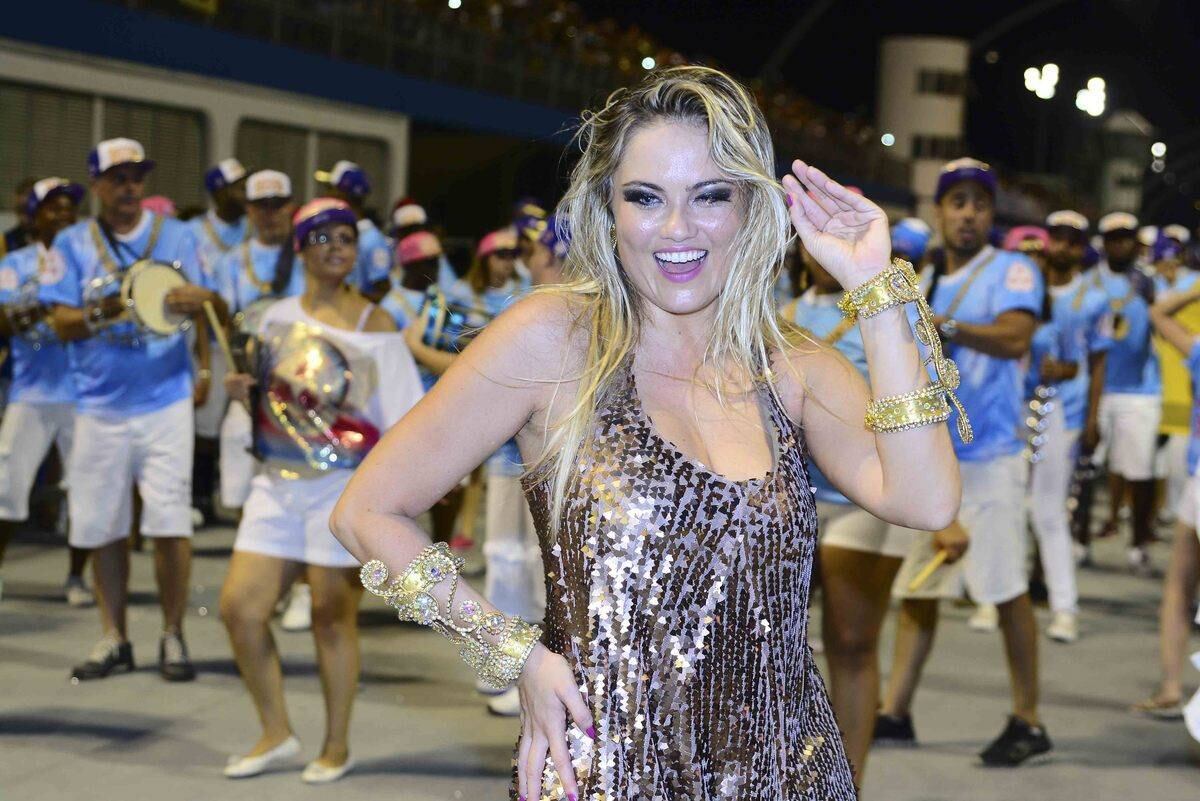 Ellen Roche desfila no ensaio técnico da Rosas de Ouro, em São Paulo