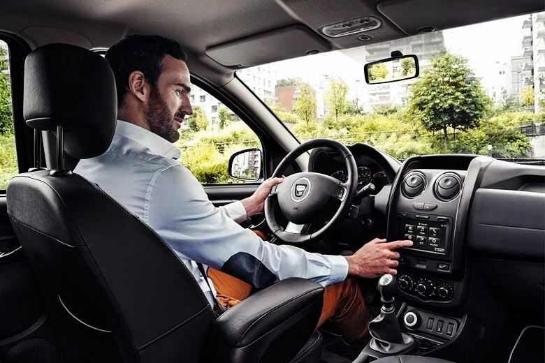 Levemente atualizado, o interior recebeu melhorias no acabamento e pode adotar o MediaNAV, o sistema multimídia já disponível na linha nacional da Renault 

Saiba tudo sobre carros! Acesse www.r7.com/carros