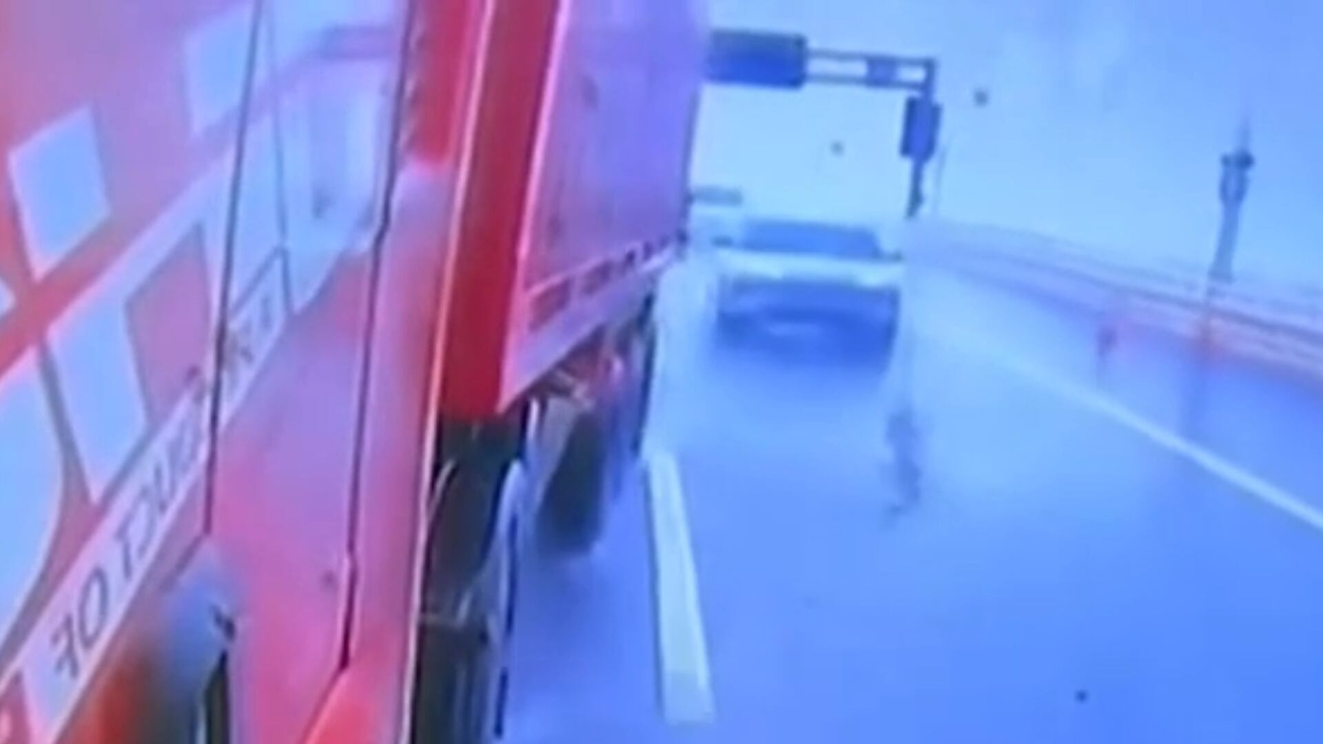 Caminhão derrapa e quase causa acidente grave durante tempestade na China; veja vídeo