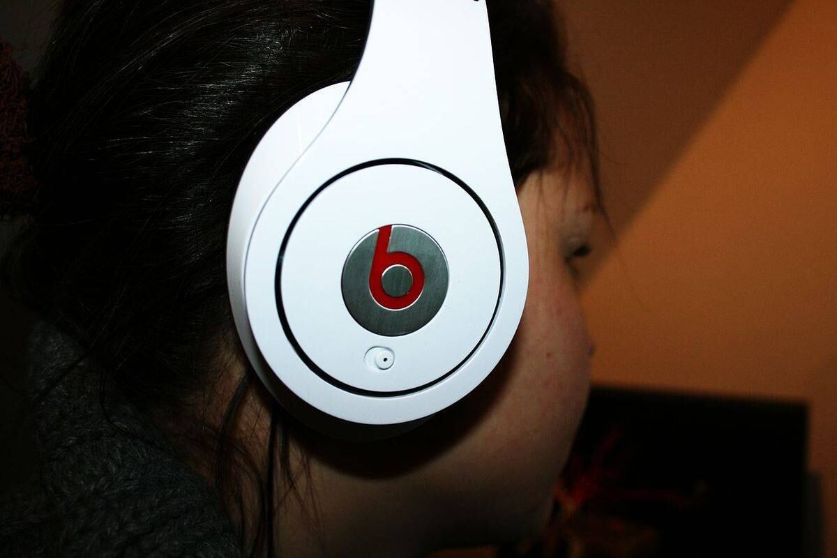 A Apple estaria supostamente negociando a compra da empresa especializada em fones de ouvido Beats, segundo matéria divulgada no jornal britânico The Financial Times. O acordo entre as duas multinacionais deve incluir tanto a compra dos fones de ouvido e alto-falantes, bem como o serviço de assinatura da loja virtual de música