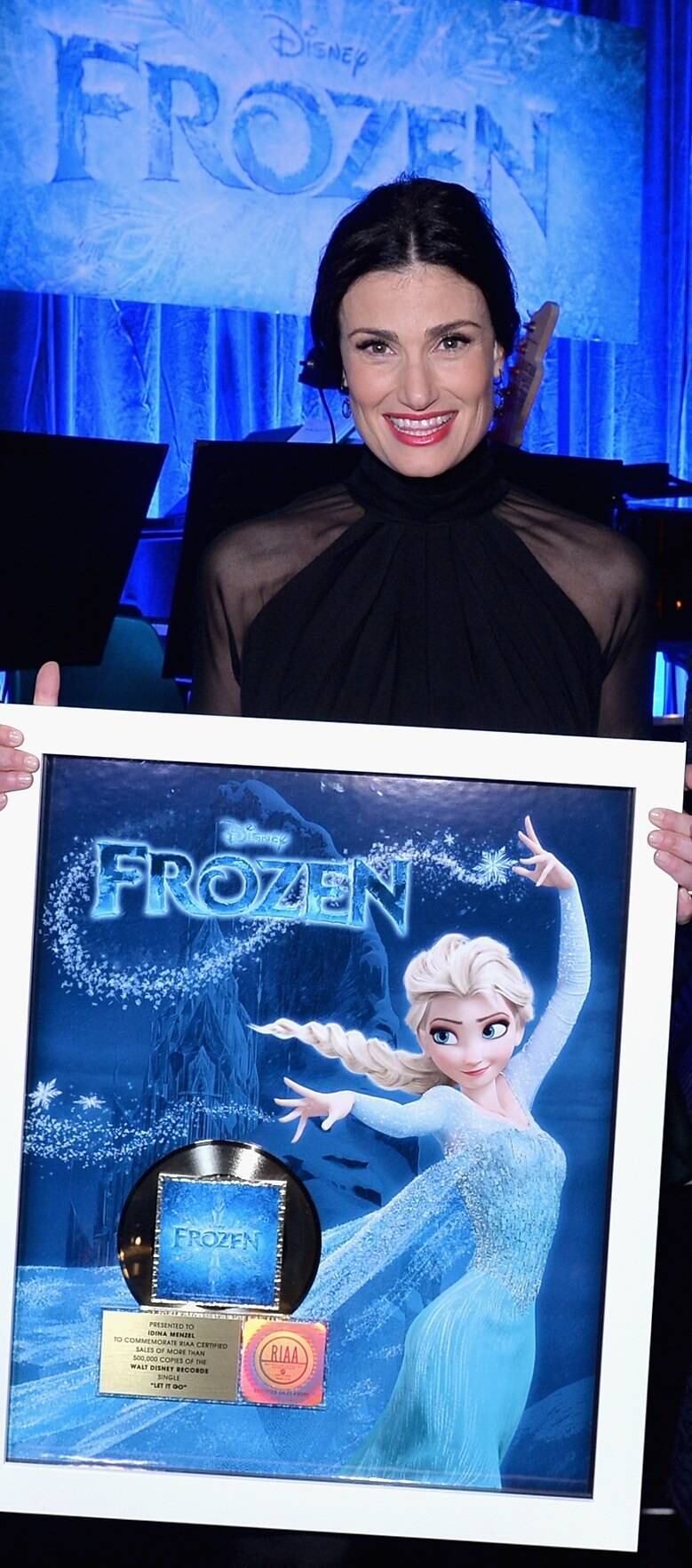 Idina Menzel
Consagrada em peças de teatro na Broadway, a cantora viu sua carreira tomar novos rumos quando participou de dois fenômenos voltados ao público jovem. O primeiro deles é a série Glee e o segundo é o filme Frozen, hit no mundo inteiro. Sucesso entre os adultos, Idina passou a ver seu trabalho na boca da garotada
