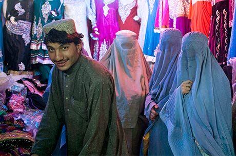 Mulheres fazem compras em Lashkar Gah, capital da ultraconservadora Província afegã de Helmand