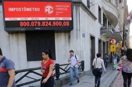 No centro de SP, cidadãos podem ver o quanto já pagaram de impostos somente neste ano