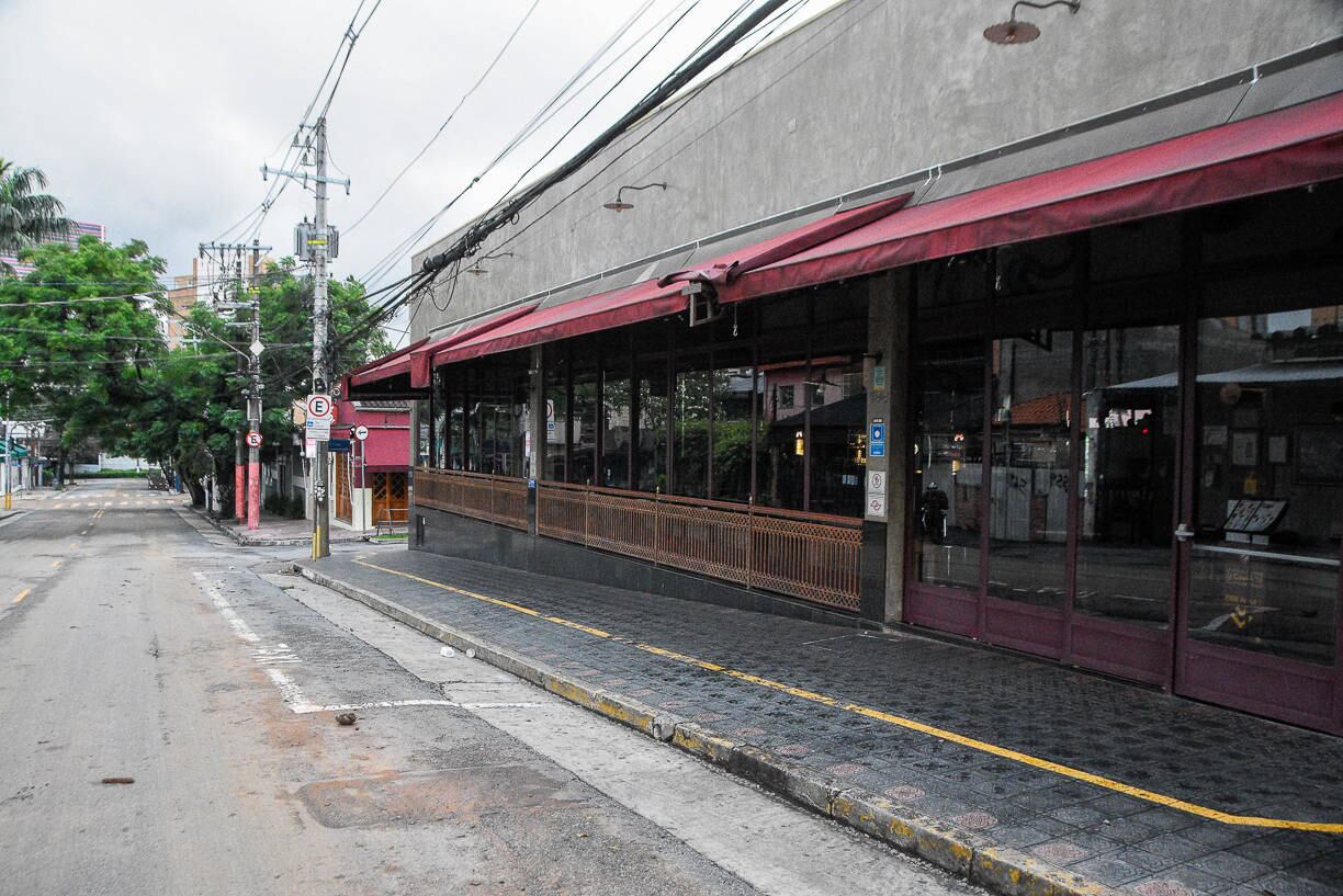 Ruas da Vila Madalena, na zona oeste de São Paulo, tiveram uma sexta-feira de atípica calmaria