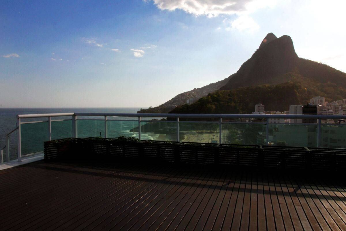 O terceiro pavimento do apartamento de luxo no Leblon tem
vista panorâmica para as praias do Leblon, de Ipanema, e do morro Dois Irmãos