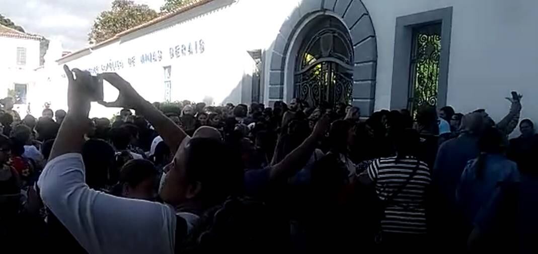 Participantes esperaram mais de uma hora para abertura dos portões