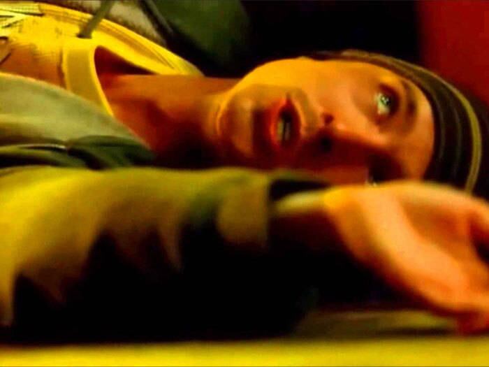 A briga entre dois usuários de droga acaba de forma bem dramática: enquanto o marido tenta abrir um caixa eletrônico que roubou, a mulher, para conseguir a droga que está com ele, empurra o equipamento em cima da cabeça da vítima. Jesse, que estava na casa para cobrar uma dívida, assiste tudo boquiaberto
