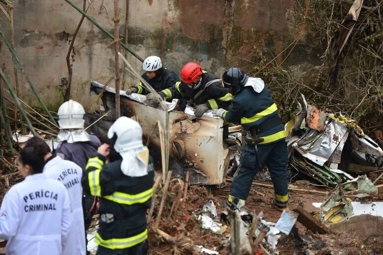 O avião, um Cessna 560XL, prefixo PR-AFA, caiu na cidade de Santos, no litoral de São Paulo, por volta das 10h de quarta-feira (13). O avião decolou do Aeroporto Santos Dumont, no Rio de Janeiro, com destino ao aeroporto de Guarujá