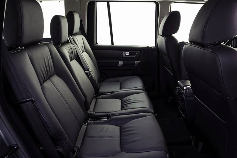 No caso do Discovery, um dos pontos altos — que segue forte na linha 2014 — é o espaço interno. Há versões de cinco e sete lugares, esta última com três fileiras de bancos. Vale dizer que a fartura de espaço para pernas e cabeças é marcante em todos os assentos, com direito a saídas e controle do sistema de ar-condicionado na frente e atrás, além de múltiplos porta-objetos — a terceira fileira tem até porta-garrafas

LEIA A AVALIAÇÃO COMPLETA DO NOVO LAND ROVER DISCOVERY

Saiba tudo sobre carros! Acesse R7.com/carros