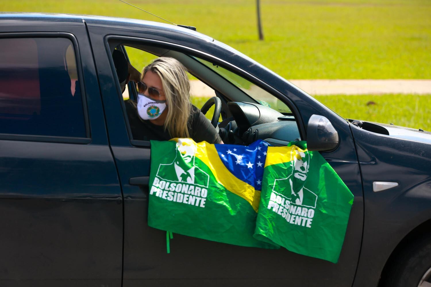 A Polícia Militar do DF impediu que um carro de som estacionasse em frente ao Parlamento, para evitar aglomerações