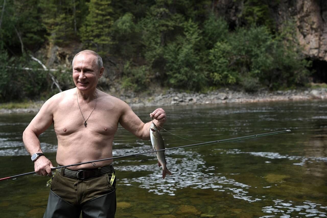 Na foto, Putin sorri ao segurar peixe