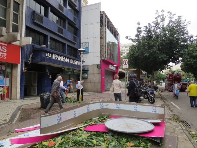 Lojas em Ipanema, na zona sul, foram danificadas em razão da forte ventania que atingiu o bairro na manhã desta quarta