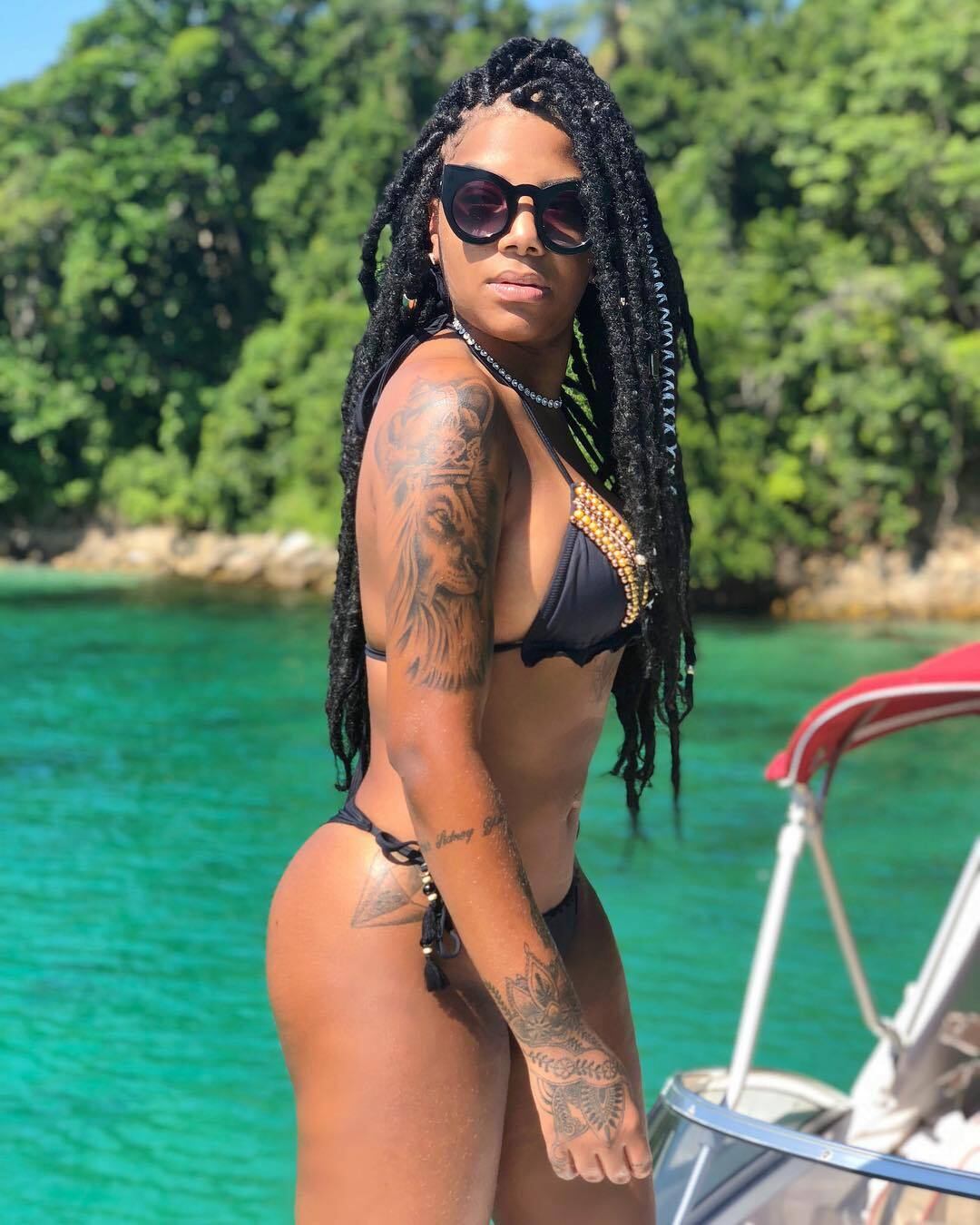 A cantora também não tem problemas em publicar fotos de biquíni, exibindo o corpo em forma