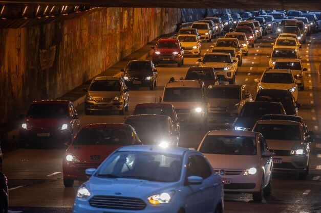 ALEGRE/IPVA/VEÍCULOS/MULTA/ECONOMIA - GERAL - Movimentação de veículos no centro de Porto Alegre (RS), nesta sexta-feira, 05 de agosto de 2022. No estado do Rio Grande Do Sul, mais de um terço dos veículos não realizaram o licenciamento 2022. O prazo que terminou no último domingo (31), acabou por contabilizar que mais de 2,5 milhões de proprietários estão sujeitos a multa e guincho por não pagamento de IPVA. 05/08/2022 - Foto: EVANDRO LEAL/ENQUADRAR/ESTADÃO CONTEÚDO