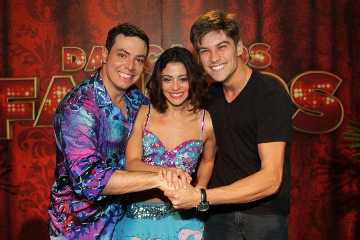 Carol Castro foi superpaparicada na noite deste domingo (15)

