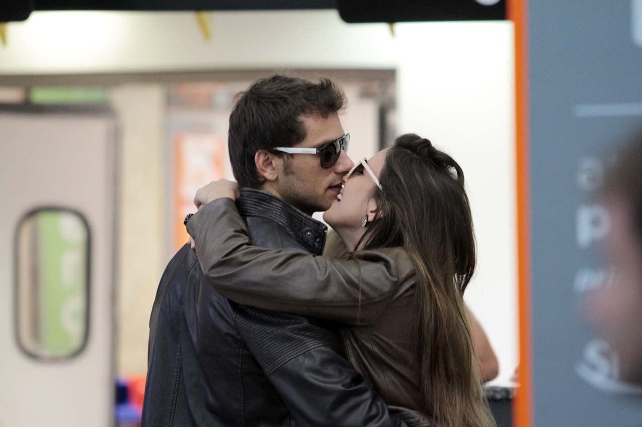 Eliéser e Kamilla trocaram carícias e beijos no aeroporto de Congonhas, nesta quarta-feira (06)