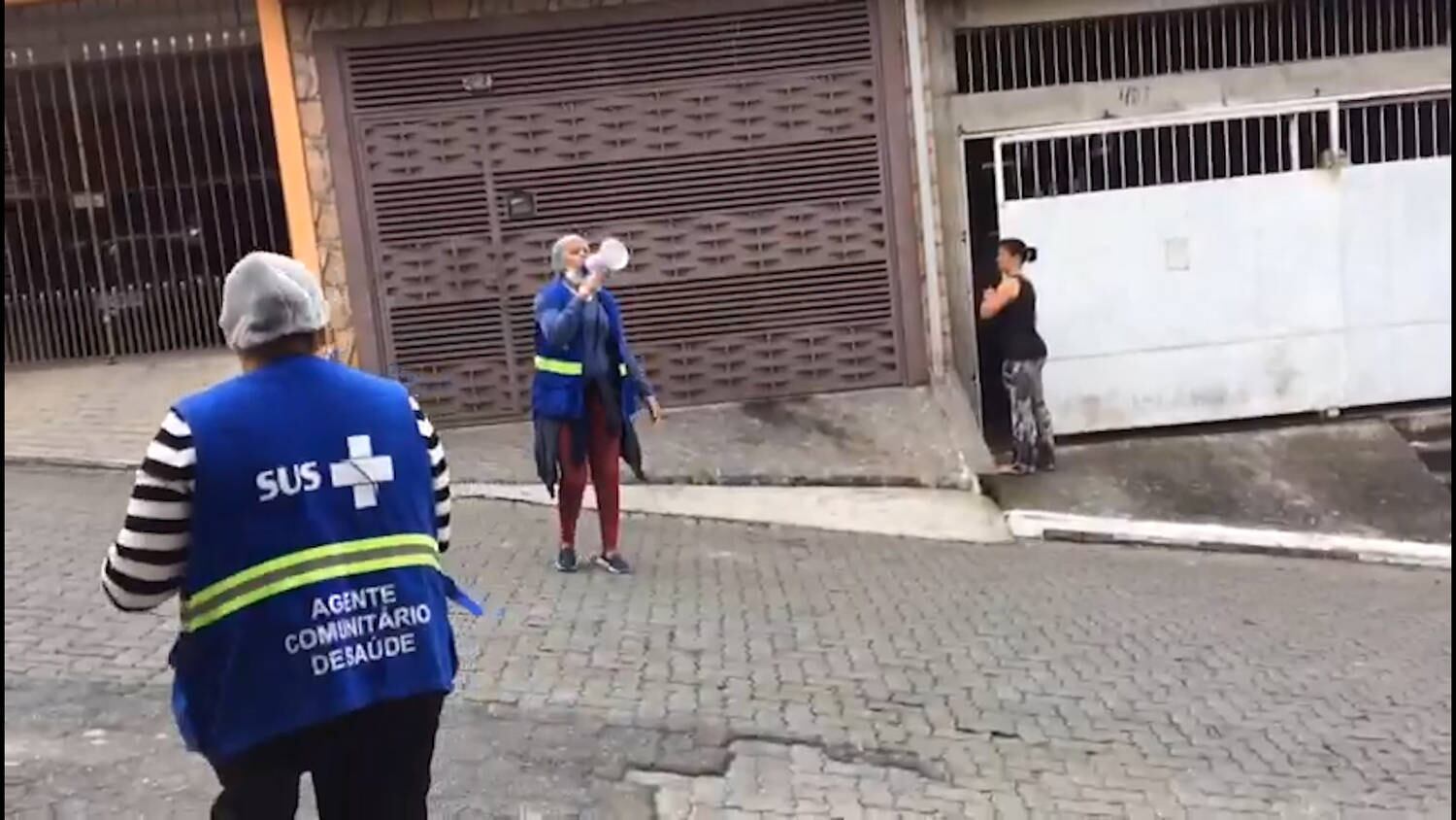 Agentes percorreram as ruas do bairro conscientizando os moradores