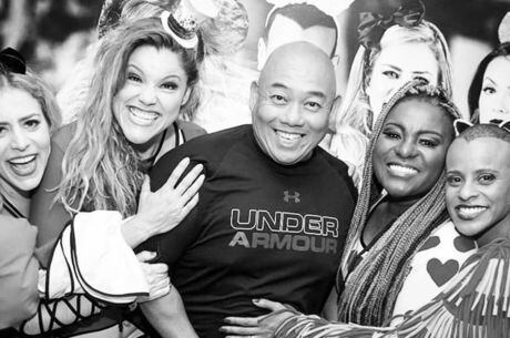 Chen aparece rodeada pelas cantoras em registro antigo