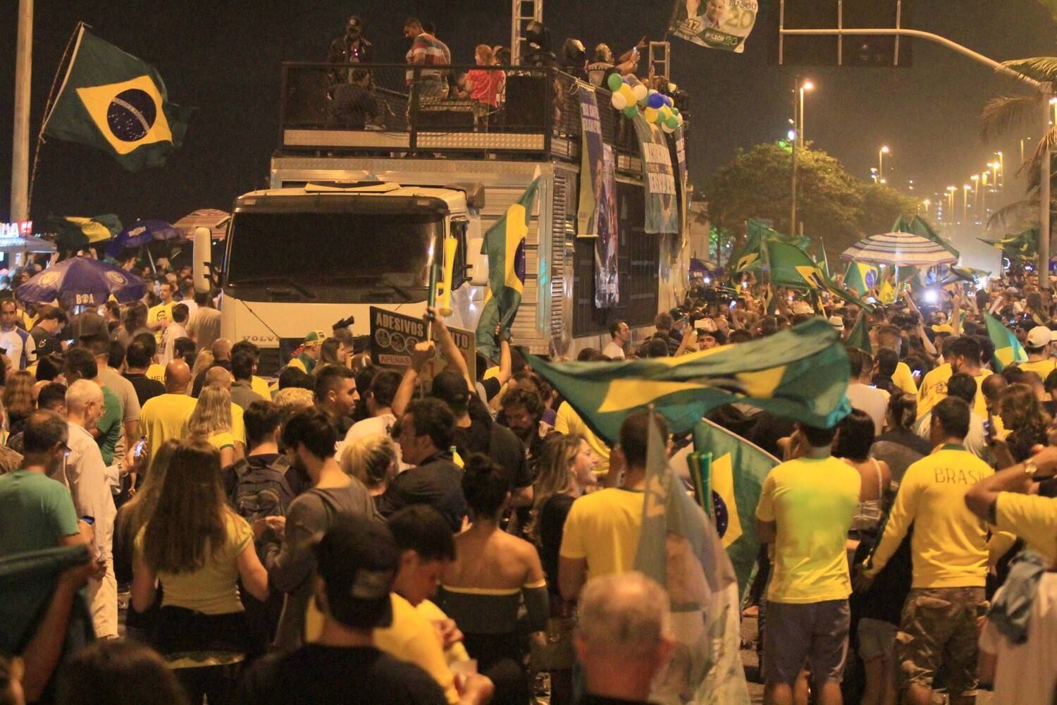 Hino foi tocado no carro de som parado na orla