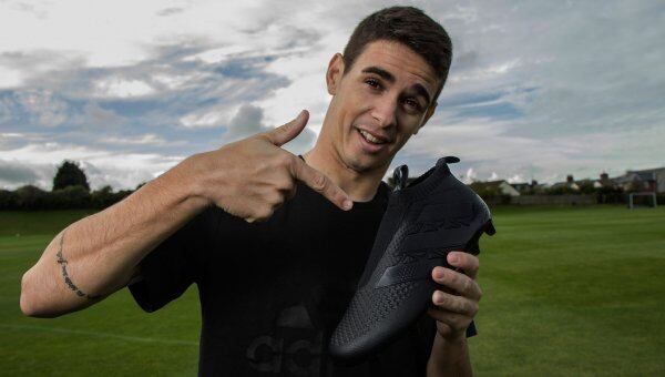 Oscar, meia do Chelsea, também foi escolhido pela marca para mostrar a Ace 16+ Pure Control. O brasileiro aprovou a nova chuteira... 