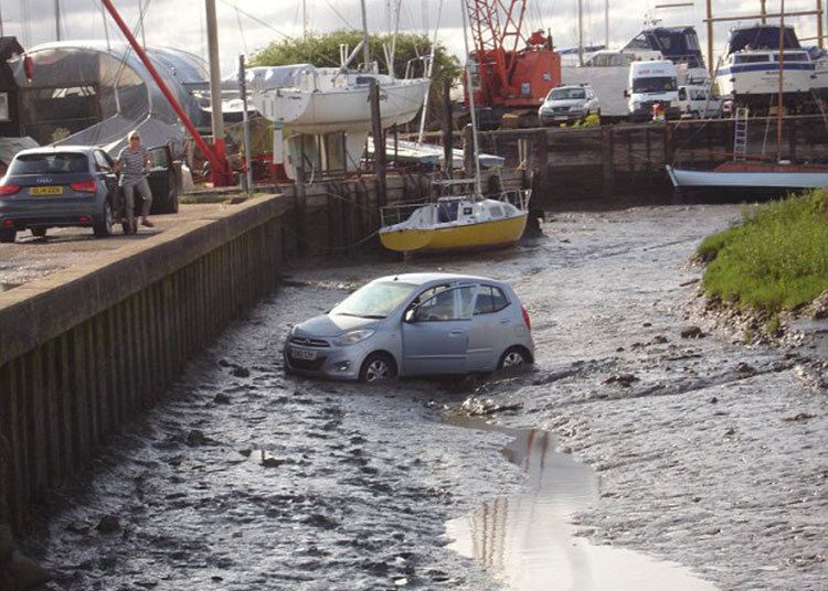 Uma idosa de 82 anos passou por apuros ao errar a marcha do modelo popular Hyundai i10 e acabar dentro do rio Blackwater, na Inglaterra. Não pense que, na hora do acidente, o rio estava tão baixo como mostra a foto. Pelo contrário, a água encobria praticamente todo o automóvel. Por sorte, o bombeiro Stuart Bibby curtia a folga no local e pulou para resgatar a vítima