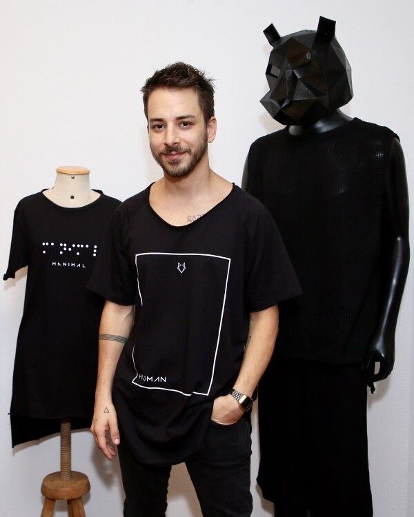 Na noite de terça-feira (16), o Manimal lançou uma coleção de camisetas em parceria com uma grife, em São Paulo. Junior Lima posou de modelo vestindo uma das peças